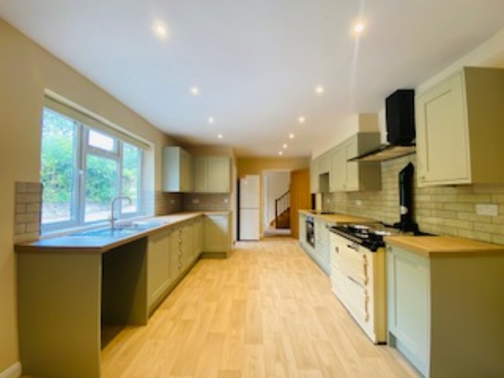 5 bed house to rent  - Property Image 3