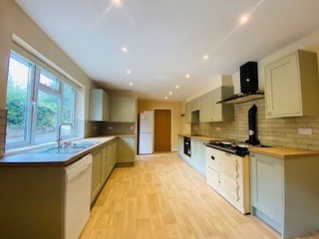 5 bed house to rent  - Property Image 6