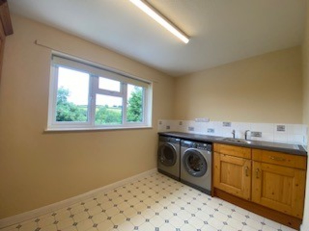 5 bed house to rent  - Property Image 9