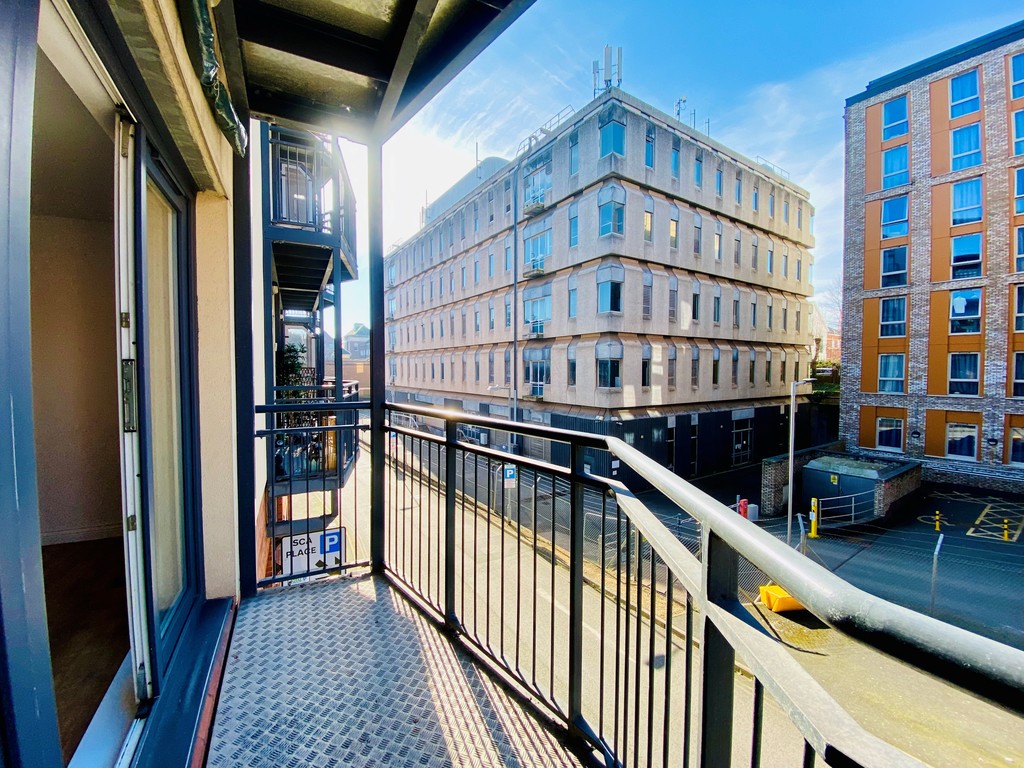 1 bed flat for sale in Marcus House, New North Road  - Property Image 3