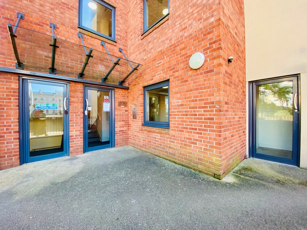 1 bed flat for sale in Marcus House, New North Road  - Property Image 8