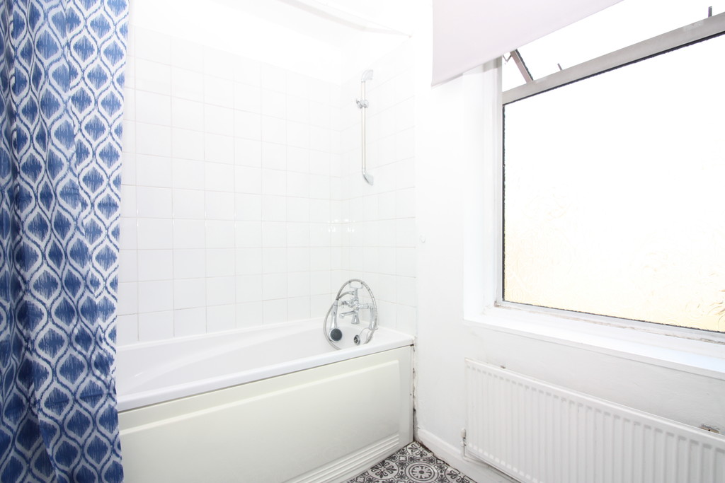 2 bed flat for sale in Ground Floor Flat 33 St Johns Road 12