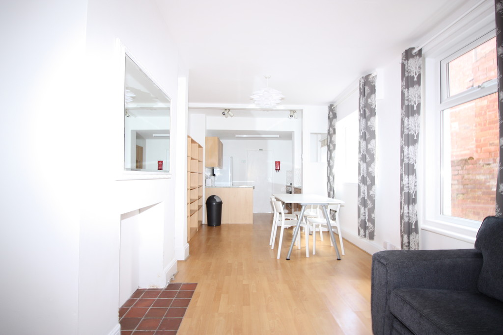 2 bed flat for sale in Ground Floor Flat 33 St Johns Road  - Property Image 3