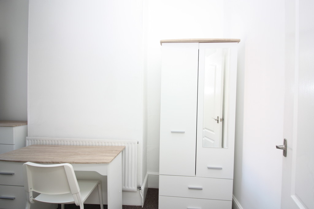 2 bed flat for sale in Ground Floor Flat 33 St Johns Road 8