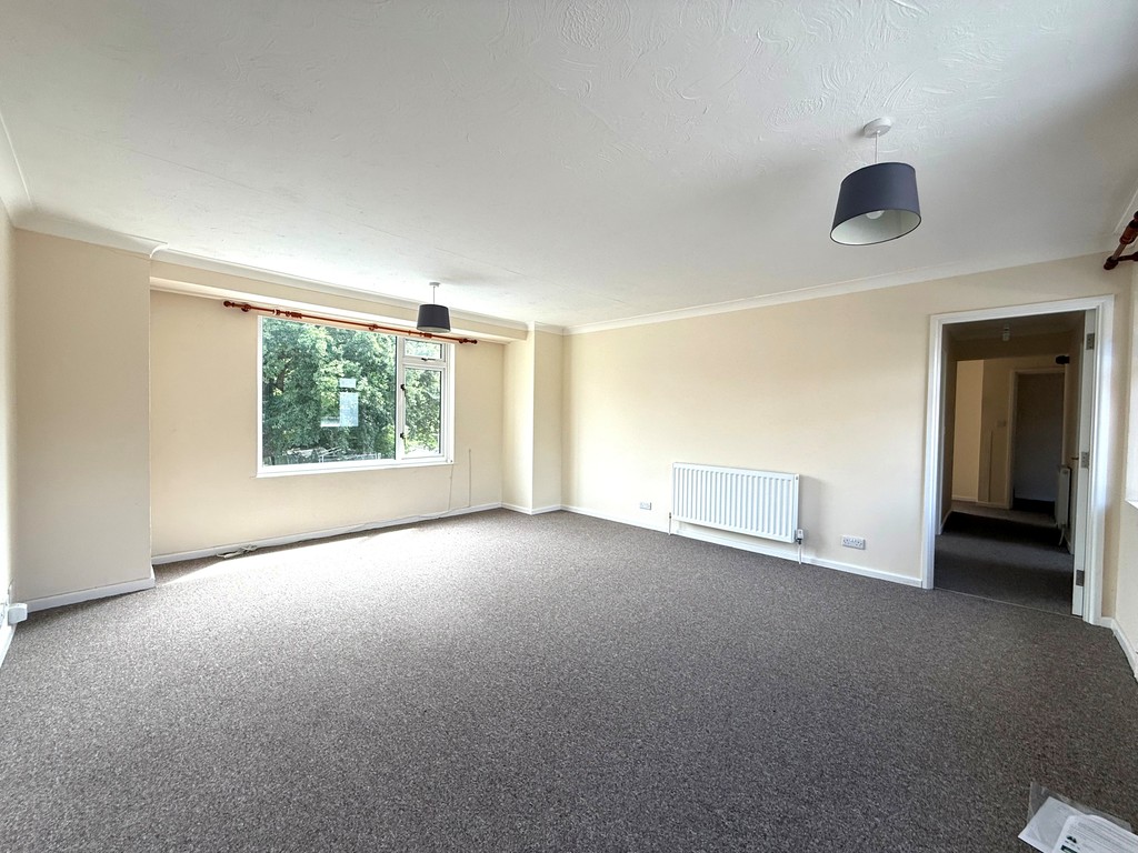 3 bed flat to rent  - Property Image 4