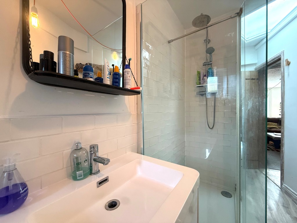 2 bed house to rent  - Property Image 13