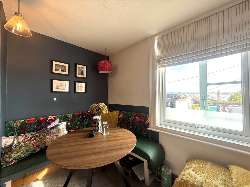 2 bed house to rent  - Property Image 5