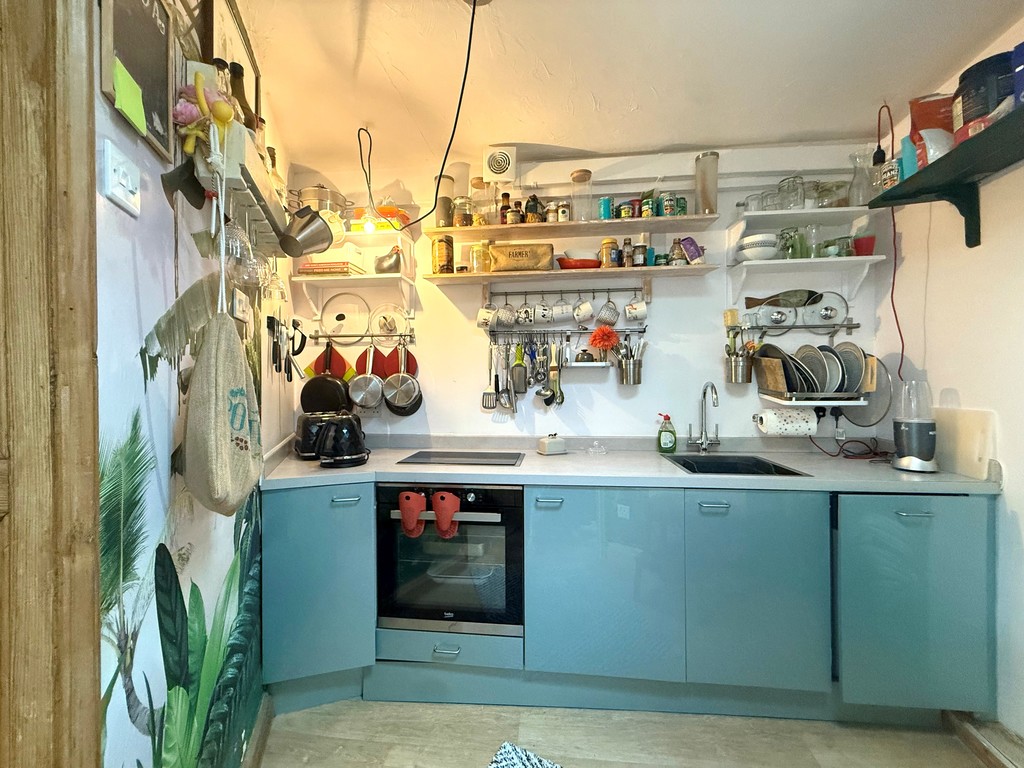 2 bed house to rent  - Property Image 8