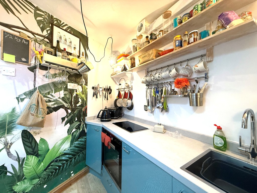 2 bed house to rent  - Property Image 9