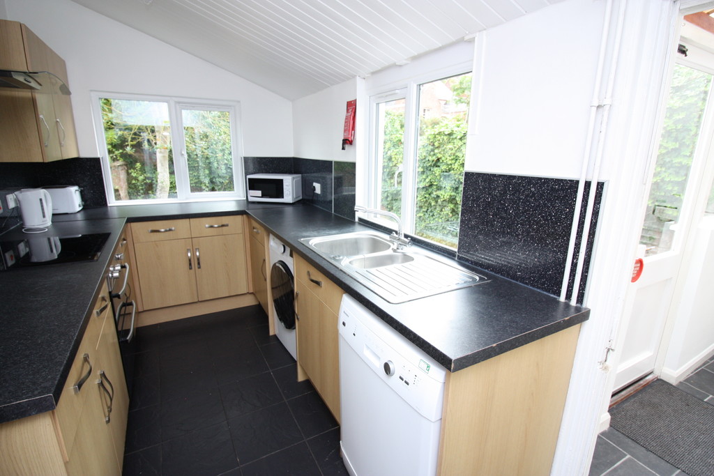 5 bed house to rent in Victoria Street, Exeter 2