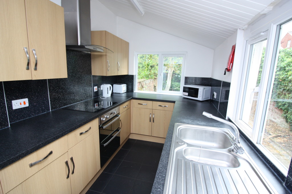 5 bed house to rent in Victoria Street, Exeter 3