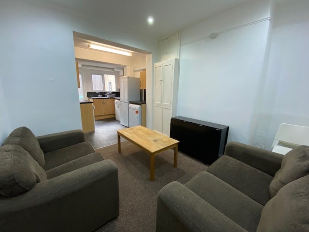 4 bed house to rent in Howell Road, Exeter 1