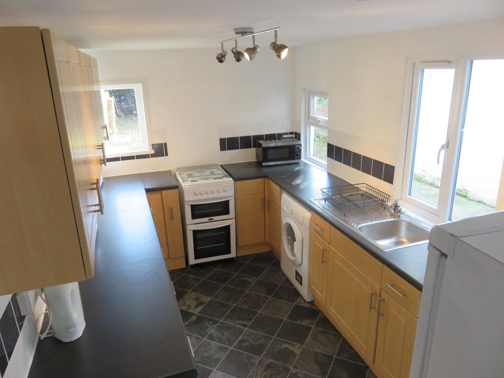 5 bed house to rent in Victoria Street, Exeter 2