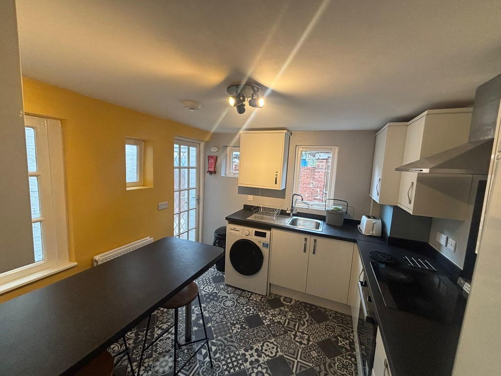 4 bed house to rent in Rosebery Road, Exeter 2