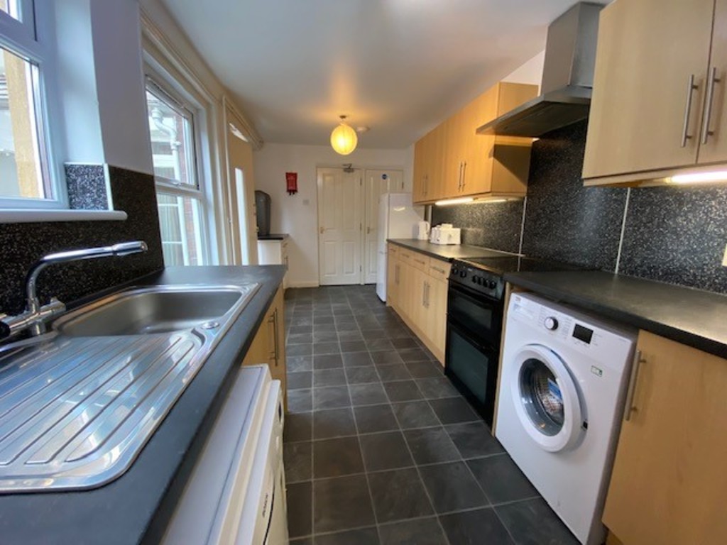 5 bed house to rent in Priory Road, Exeter 4