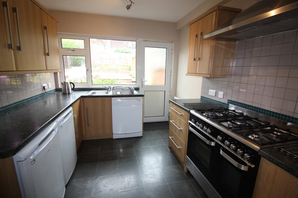 6 bed house to rent in Union Road, Exeter 2