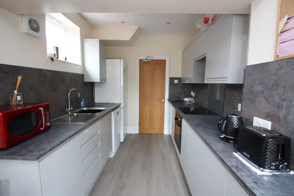 4 bed house to rent in Lucas Avenue, Exeter 2
