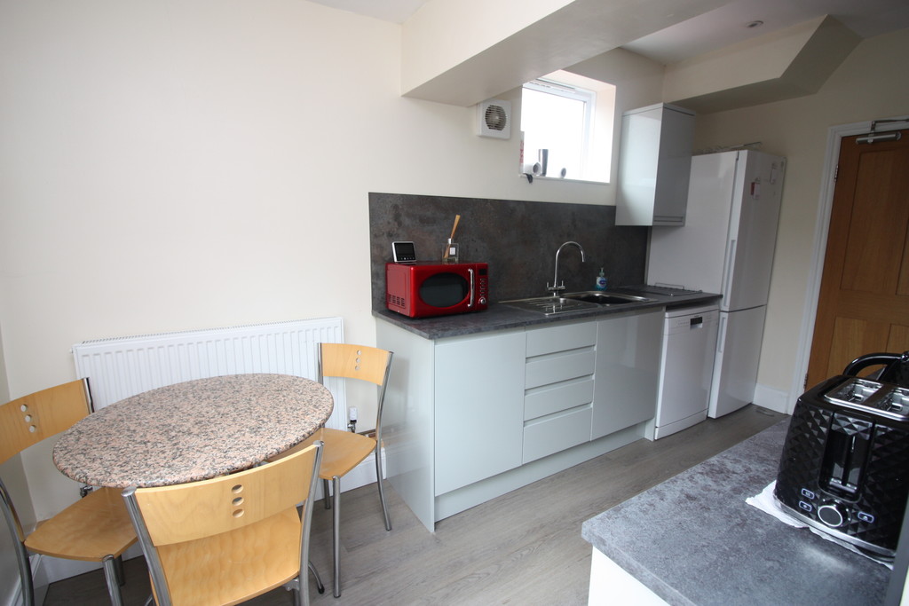 4 bed house to rent in Lucas Avenue, Exeter 3