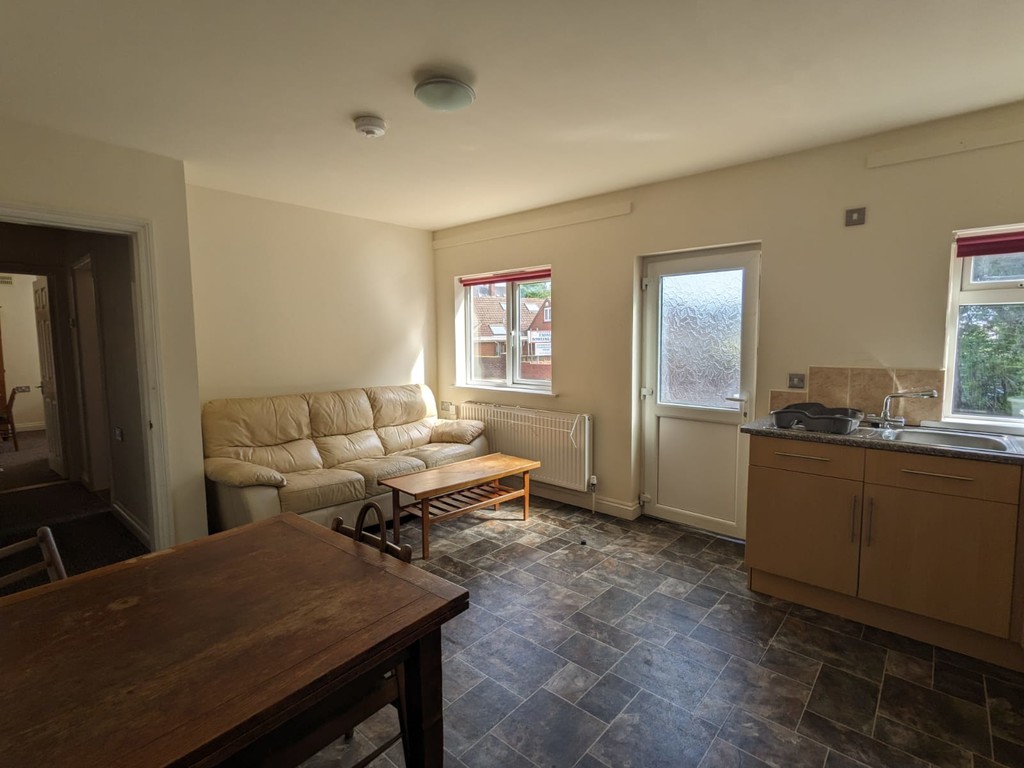 2 bed flat to rent in Union Road, Exeter  - Property Image 2