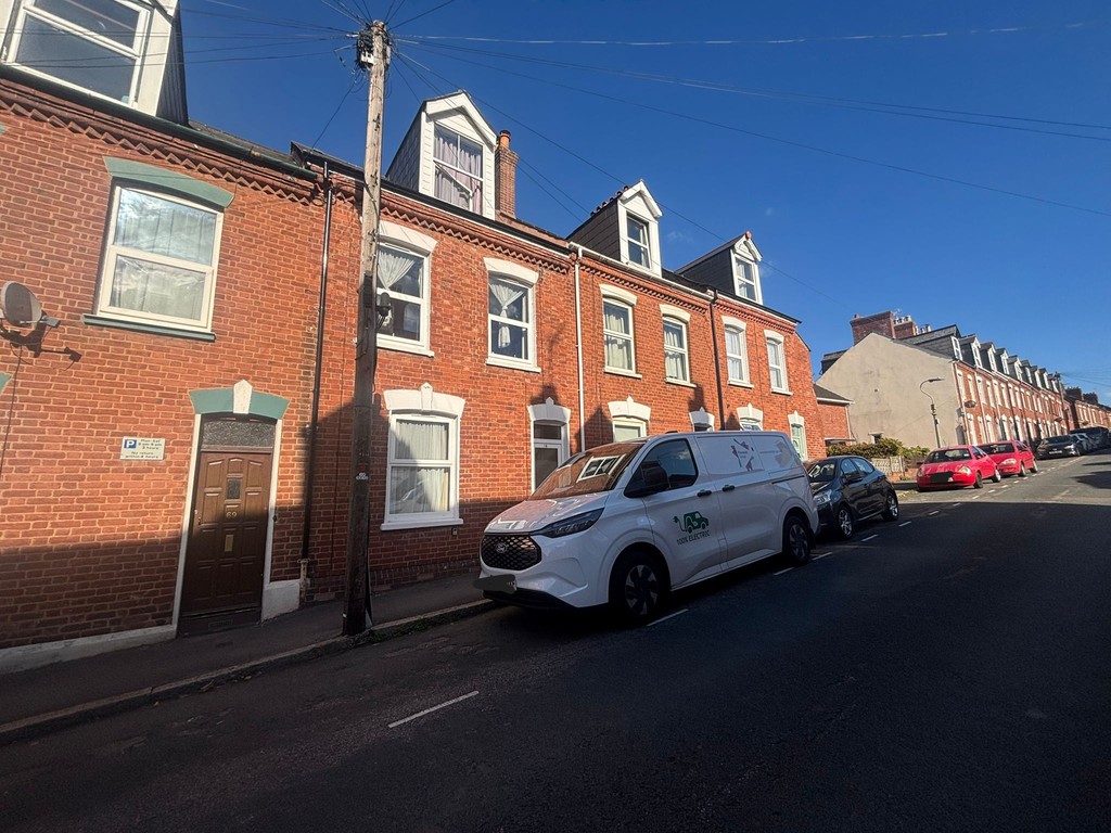 5 bed house to rent in Portland Street, Exeter 1