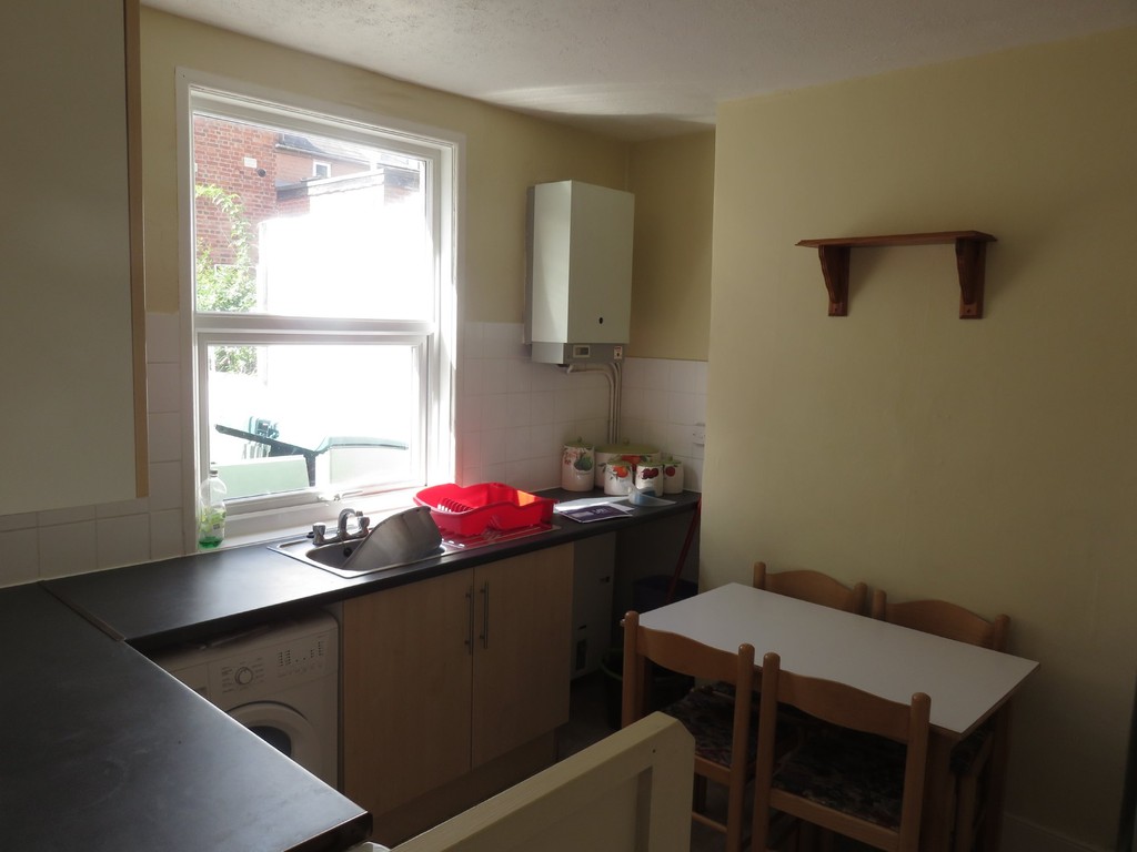 3 bed house to rent in East John Walk, Newtown 3