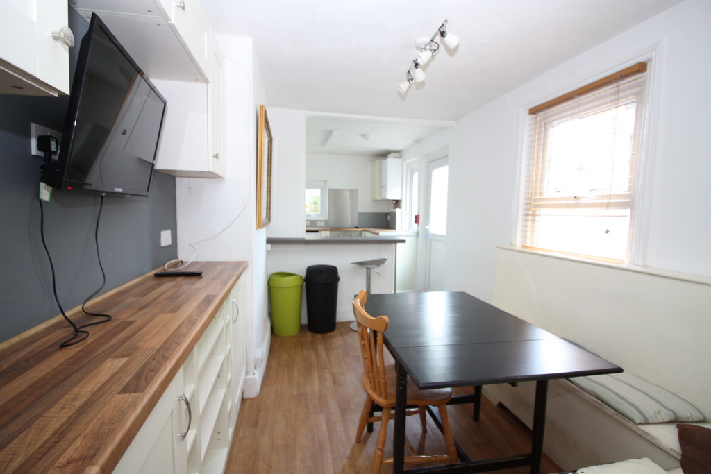 5 bed house to rent in Park Road, Mount Pleasant  - Property Image 3