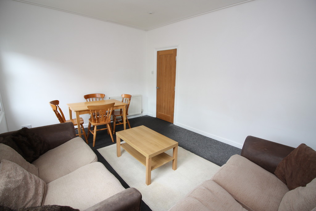 4 bed flat to rent in Clifton Road,  - Property Image 2