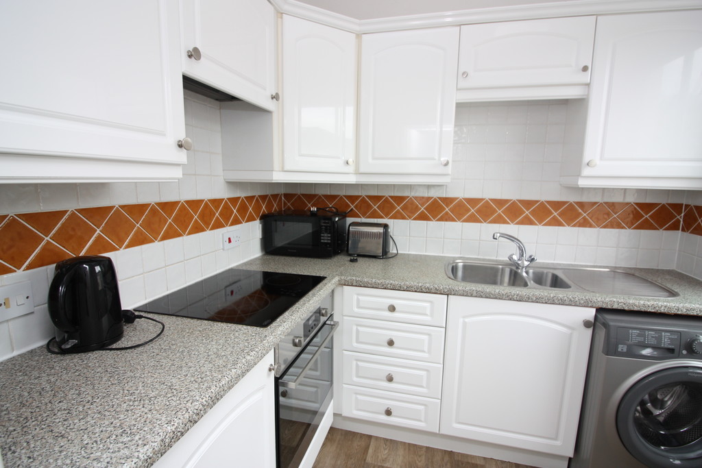 4 bed flat to rent in Clifton Road,  - Property Image 4