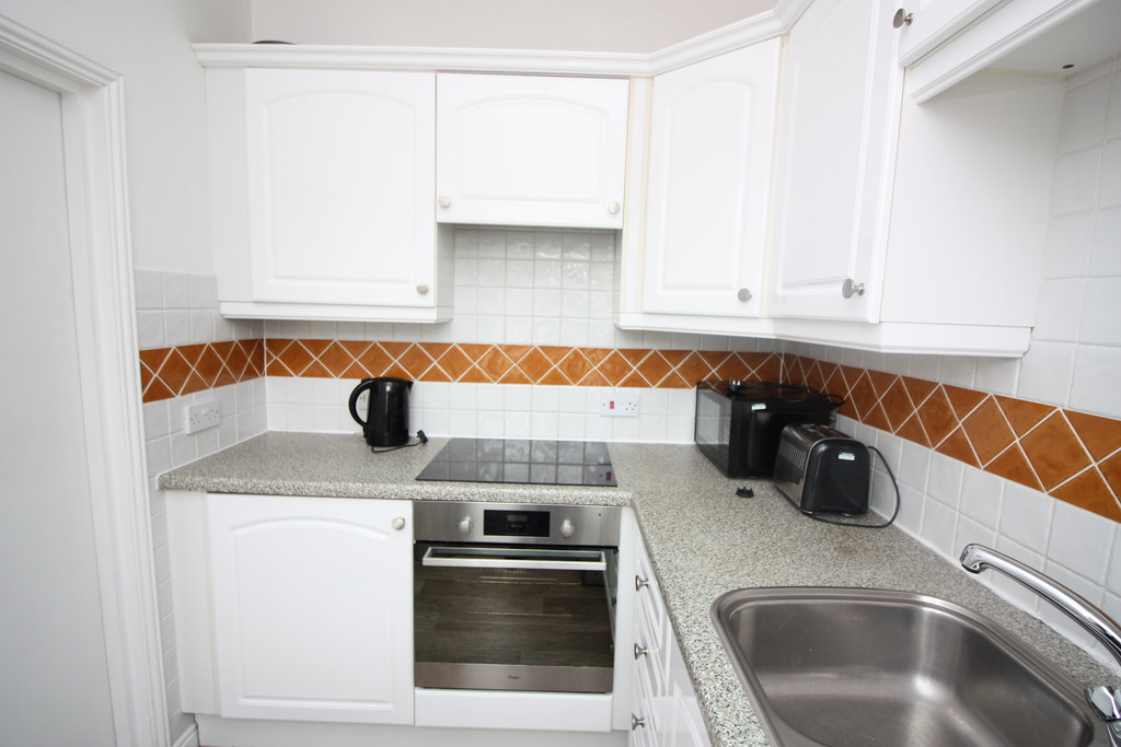 4 bed flat to rent in Clifton Road,  - Property Image 4