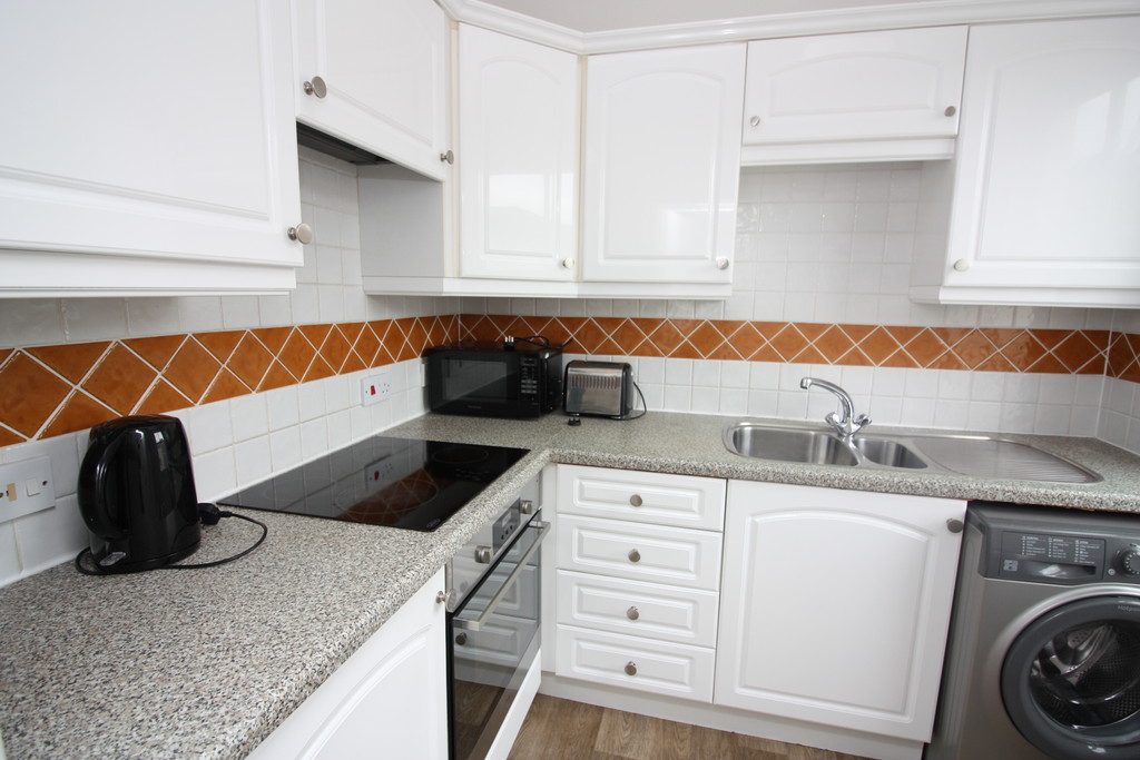 4 bed flat to rent in Clifton Road, 5