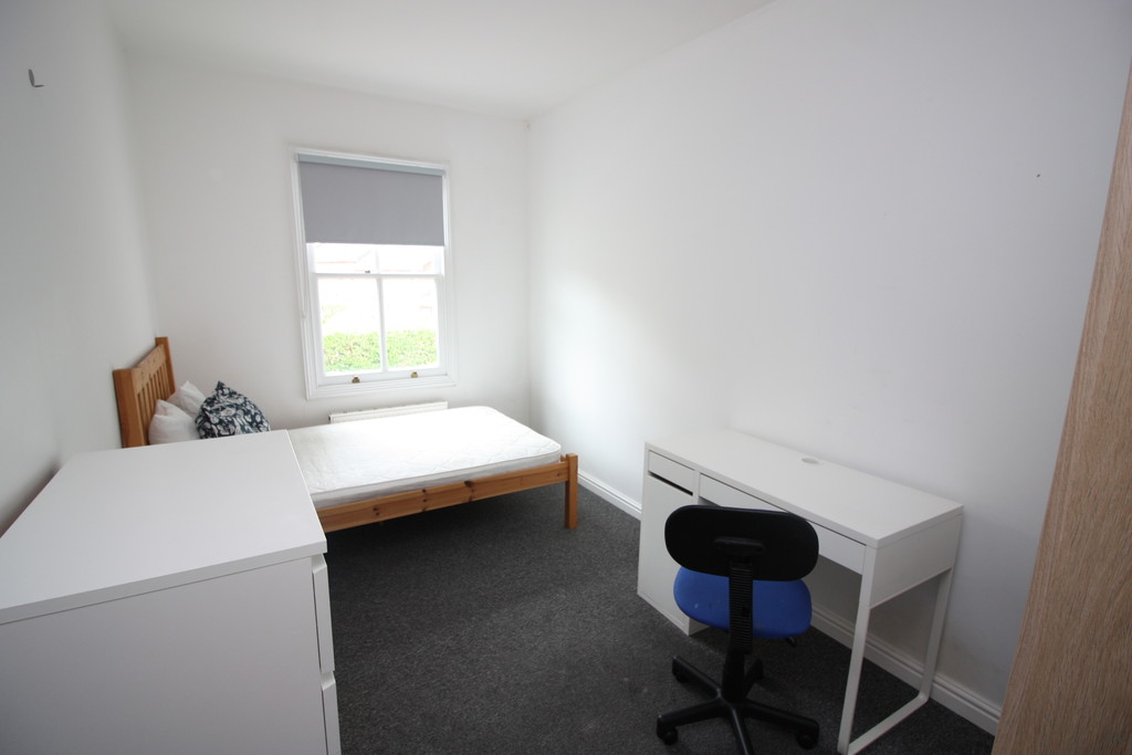 4 bed flat to rent in Clifton Road,  - Property Image 6
