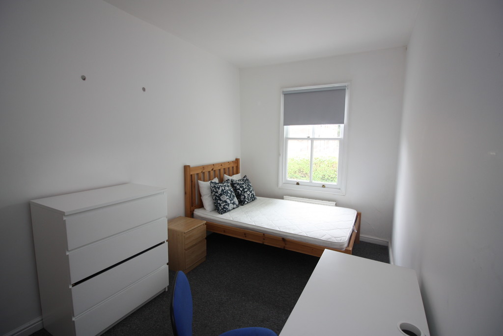 4 bed flat to rent in Clifton Road, 7
