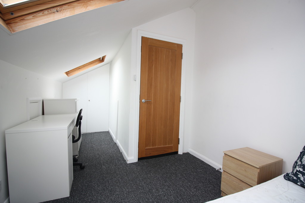 4 bed flat to rent in Clifton Road,  - Property Image 9