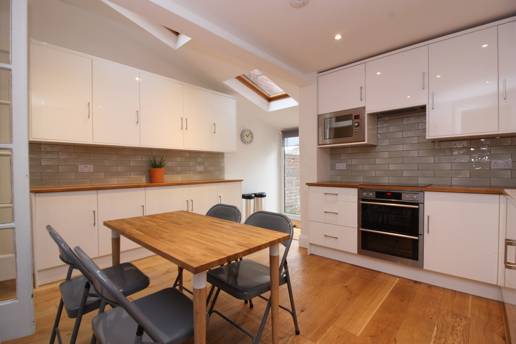 4 bed house to rent in Mount Pleasant Road,  - Property Image 1