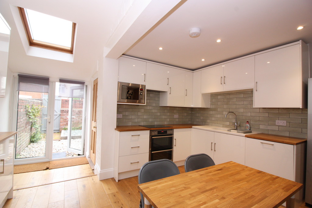 4 bed house to rent in Mount Pleasant Road,  - Property Image 2