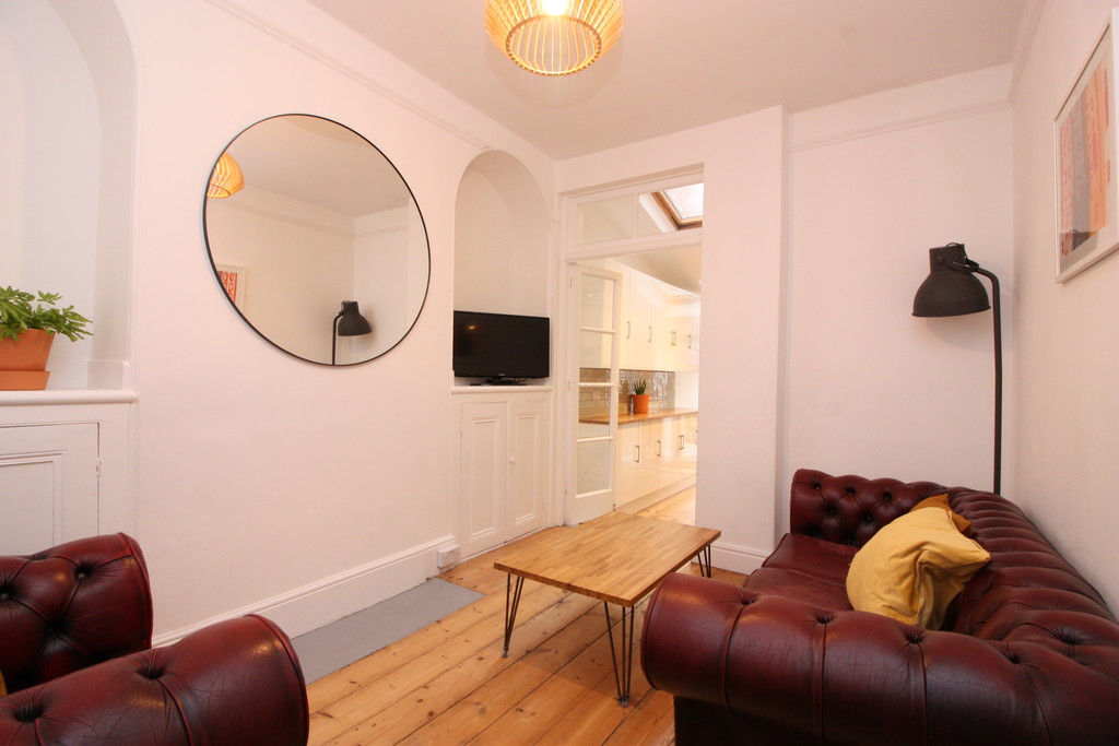 4 bed house to rent in Mount Pleasant Road,  - Property Image 3