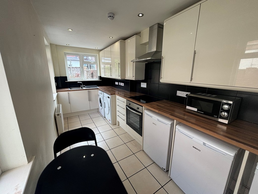 5 bed house to rent in Victoria Street, Exeter 2