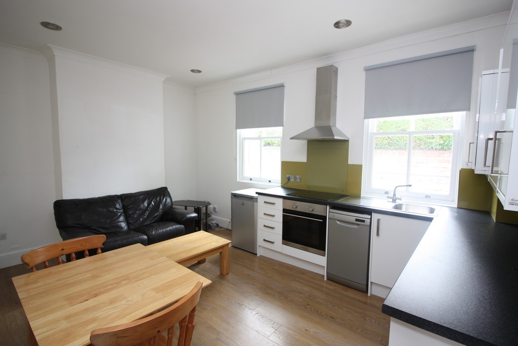 2 bed flat to rent in Clifton Road, 1