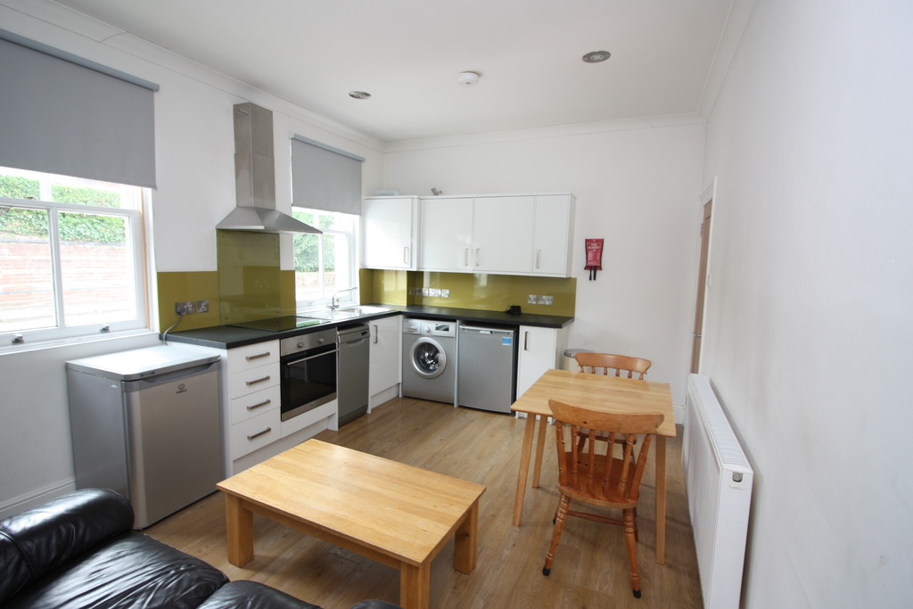 2 bed flat to rent in Clifton Road, 2