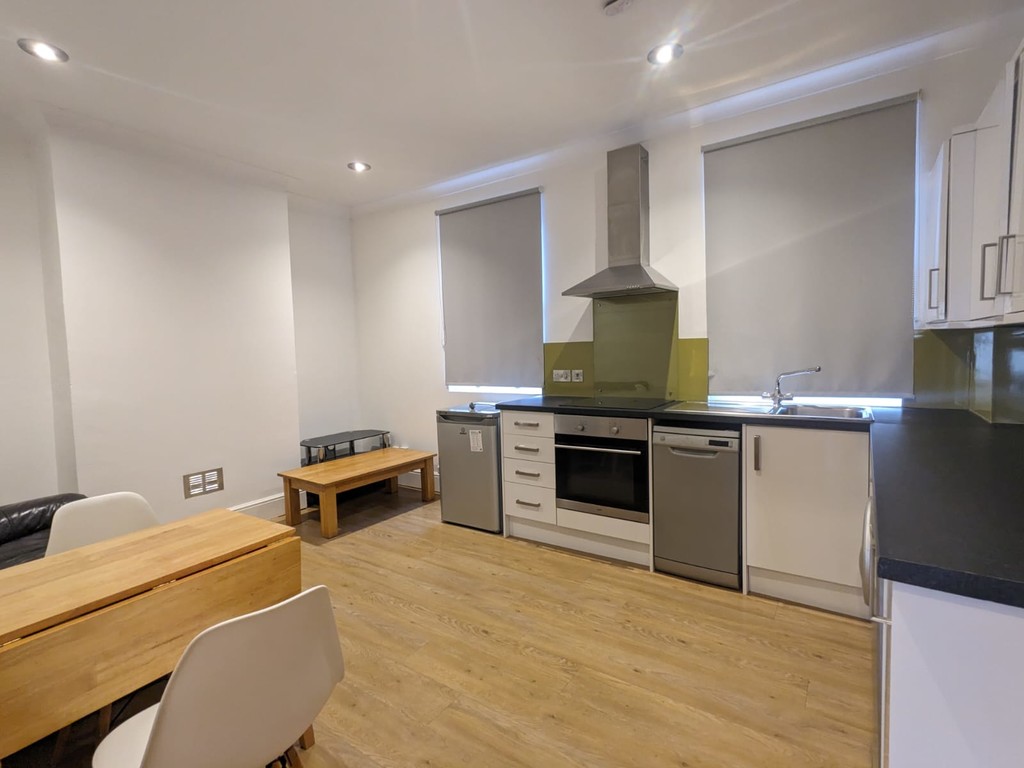 2 bed flat to rent in Clifton Road, 2