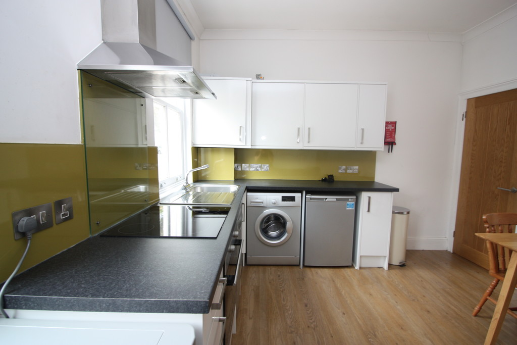 2 bed flat to rent in Clifton Road, 3