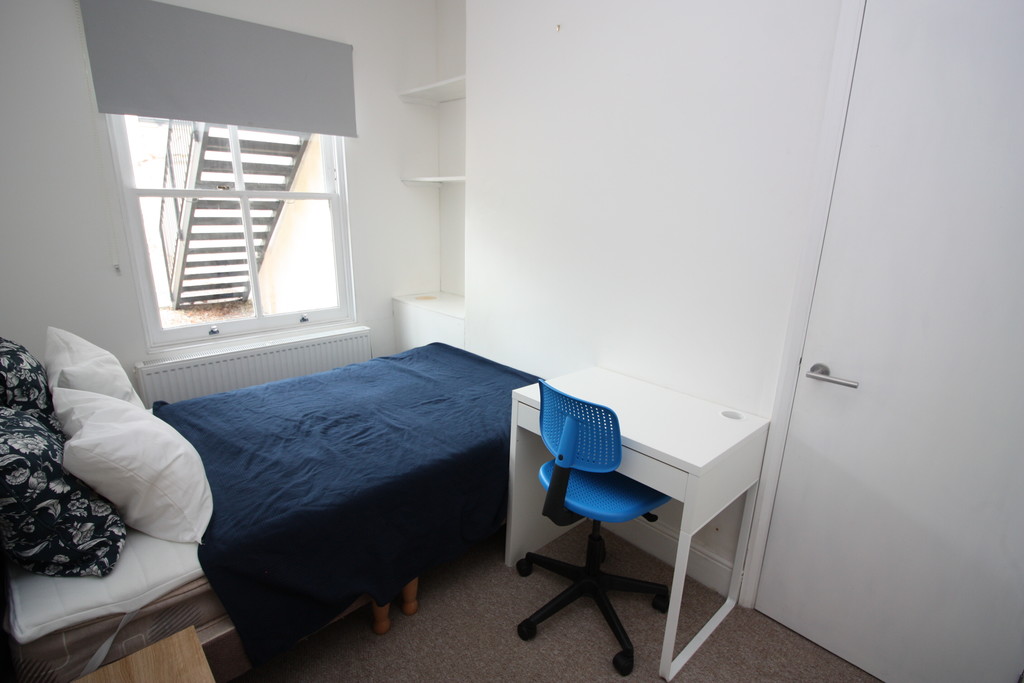 2 bed flat to rent in Clifton Road,  - Property Image 3