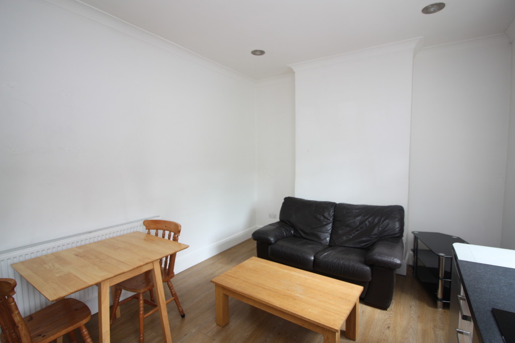 2 bed flat to rent in Clifton Road, 4