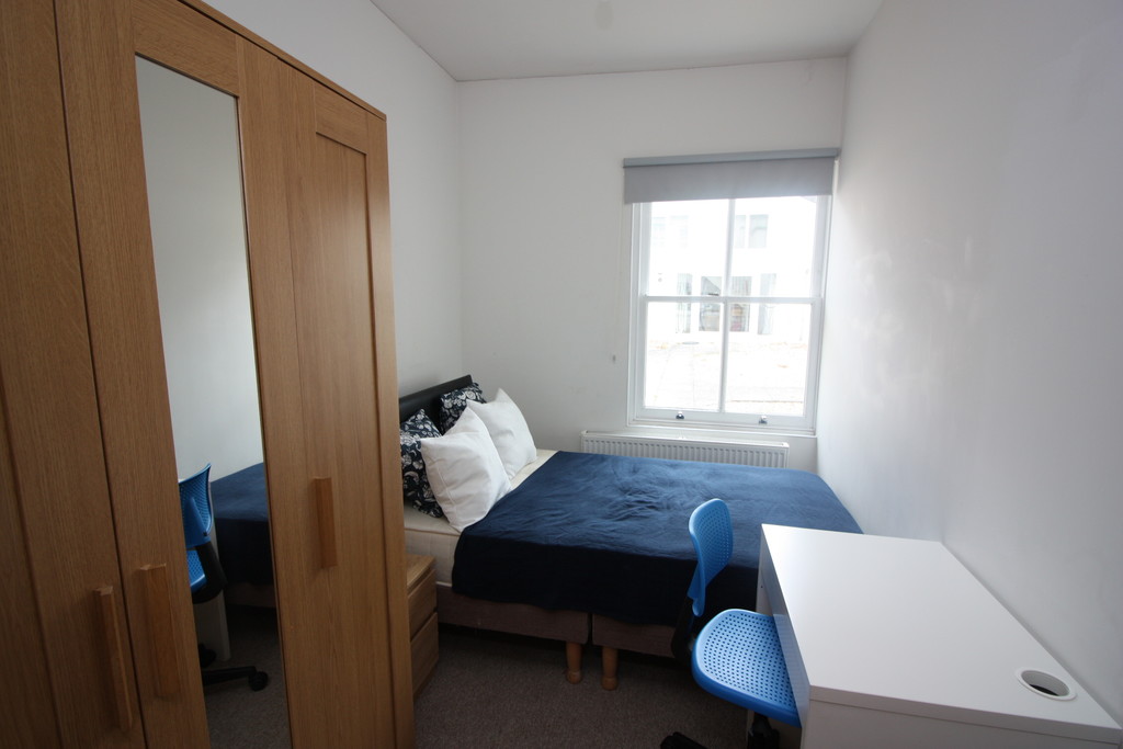 2 bed flat to rent in Clifton Road, 4