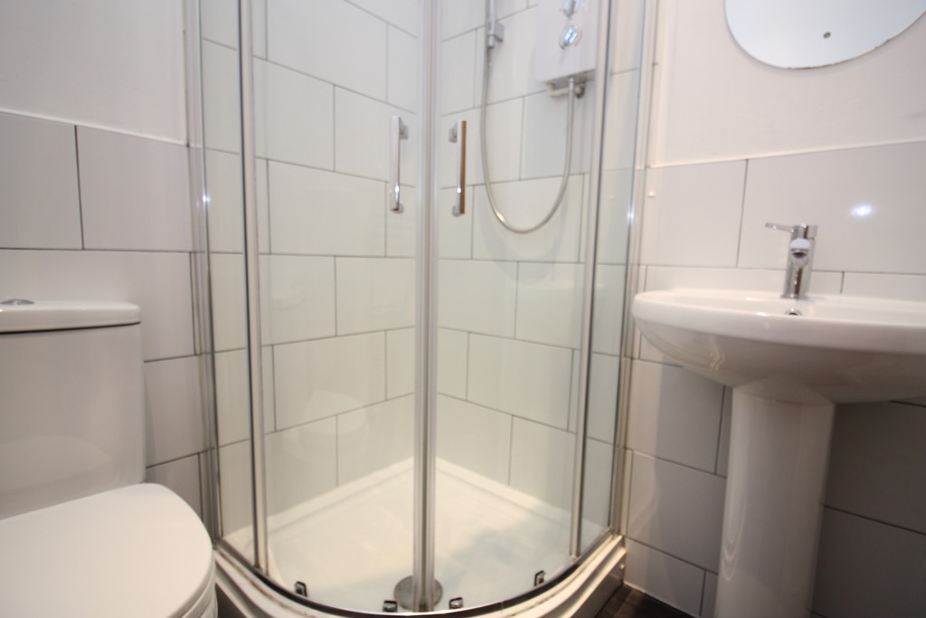 2 bed flat to rent in Clifton Road,  - Property Image 5