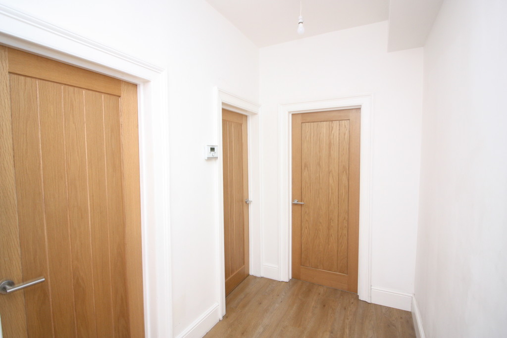 2 bed flat to rent in Clifton Road, 8
