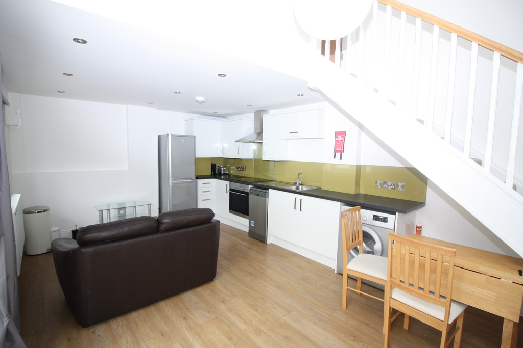 2 bed flat to rent in Clifton Rd, 1