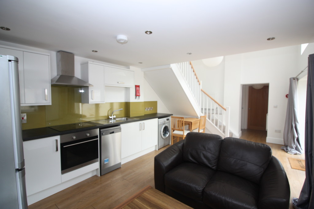 2 bed flat to rent in Clifton Rd, 1