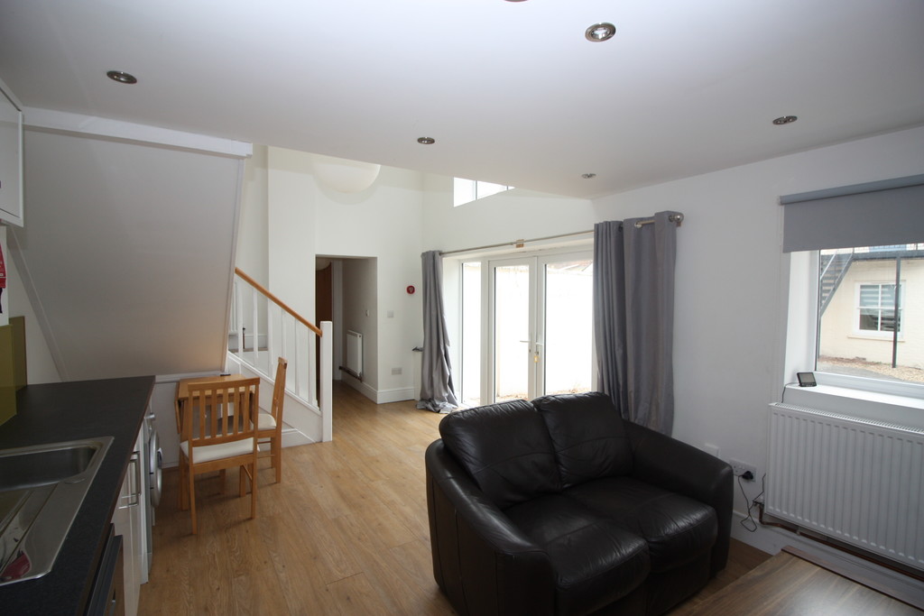 2 bed flat to rent in Clifton Rd, 3