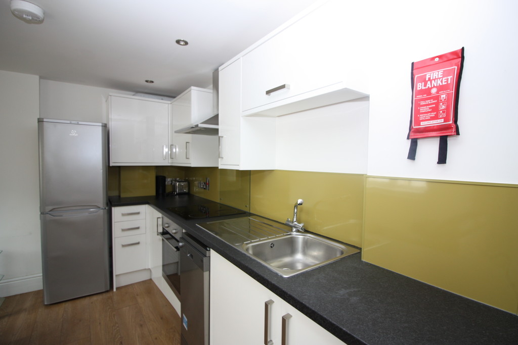 2 bed flat to rent in Clifton Rd, 4